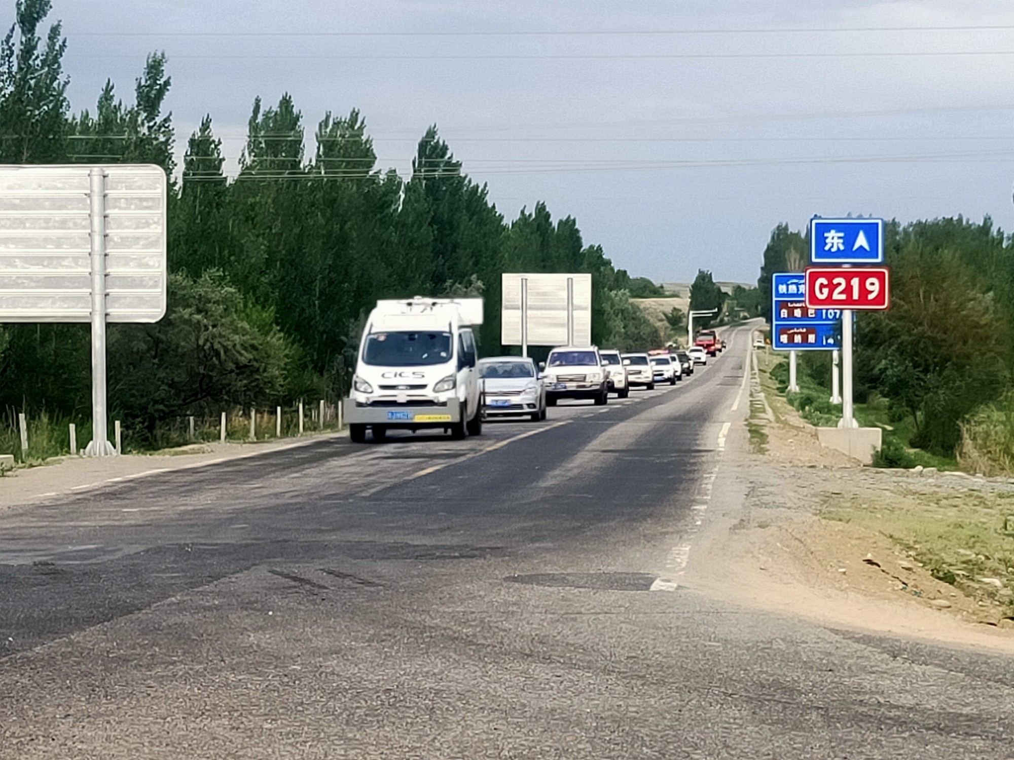 多功能路况监测车于国道219线路检中 图:张振东.jpg 多功能路况监测车于国道219线路检中 图:张振东.jpg