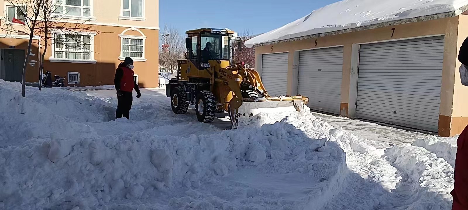 小小铲车在白桦小区除雪中 图：居马什.jpg