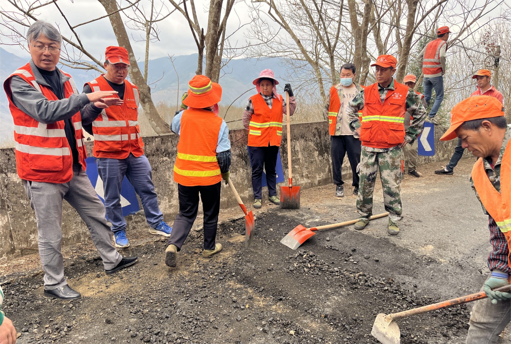 局长赵辉带队到现场指导施工.jpg