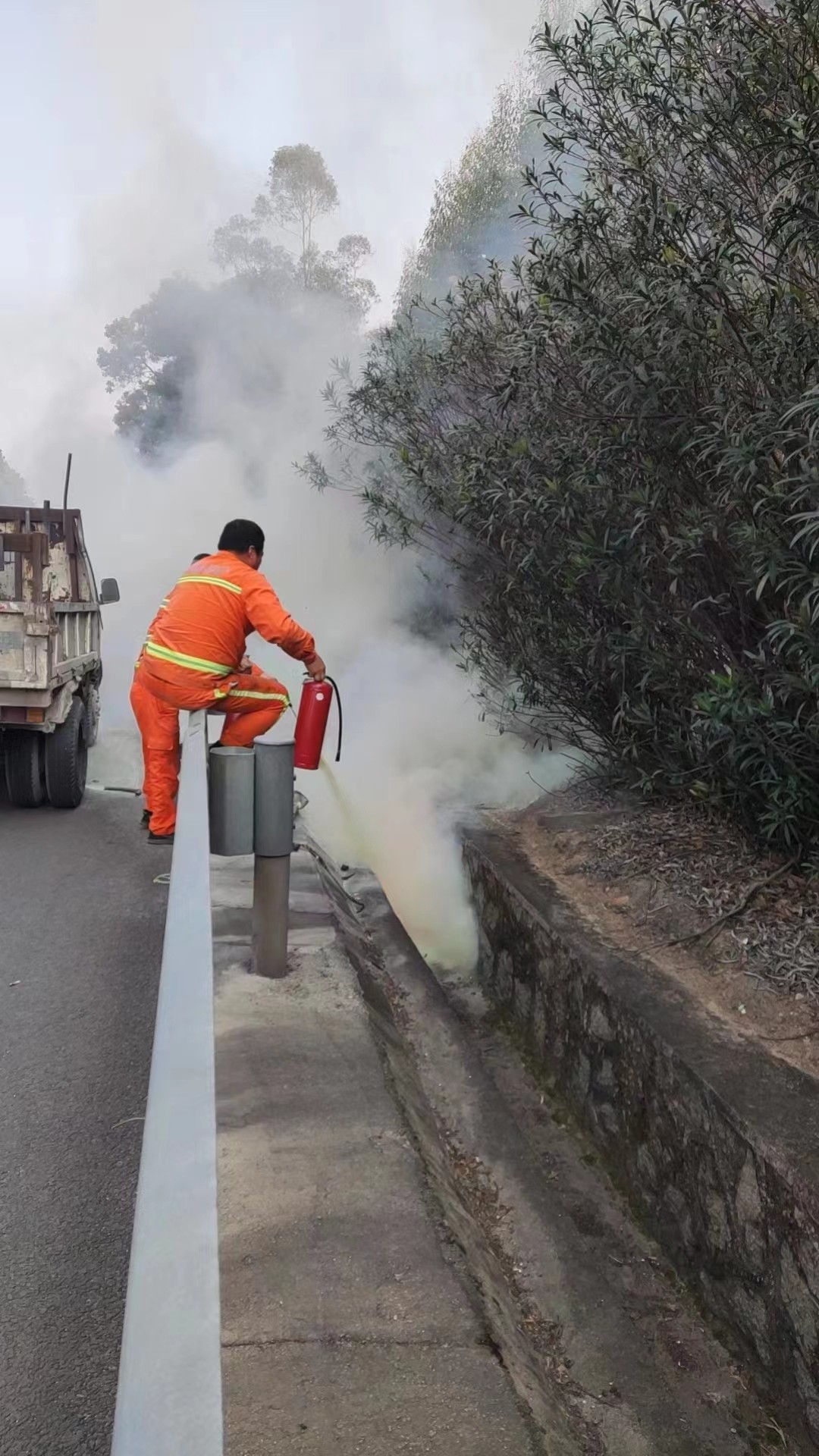 临时救火员3.jpg 临时救火员3.jpg