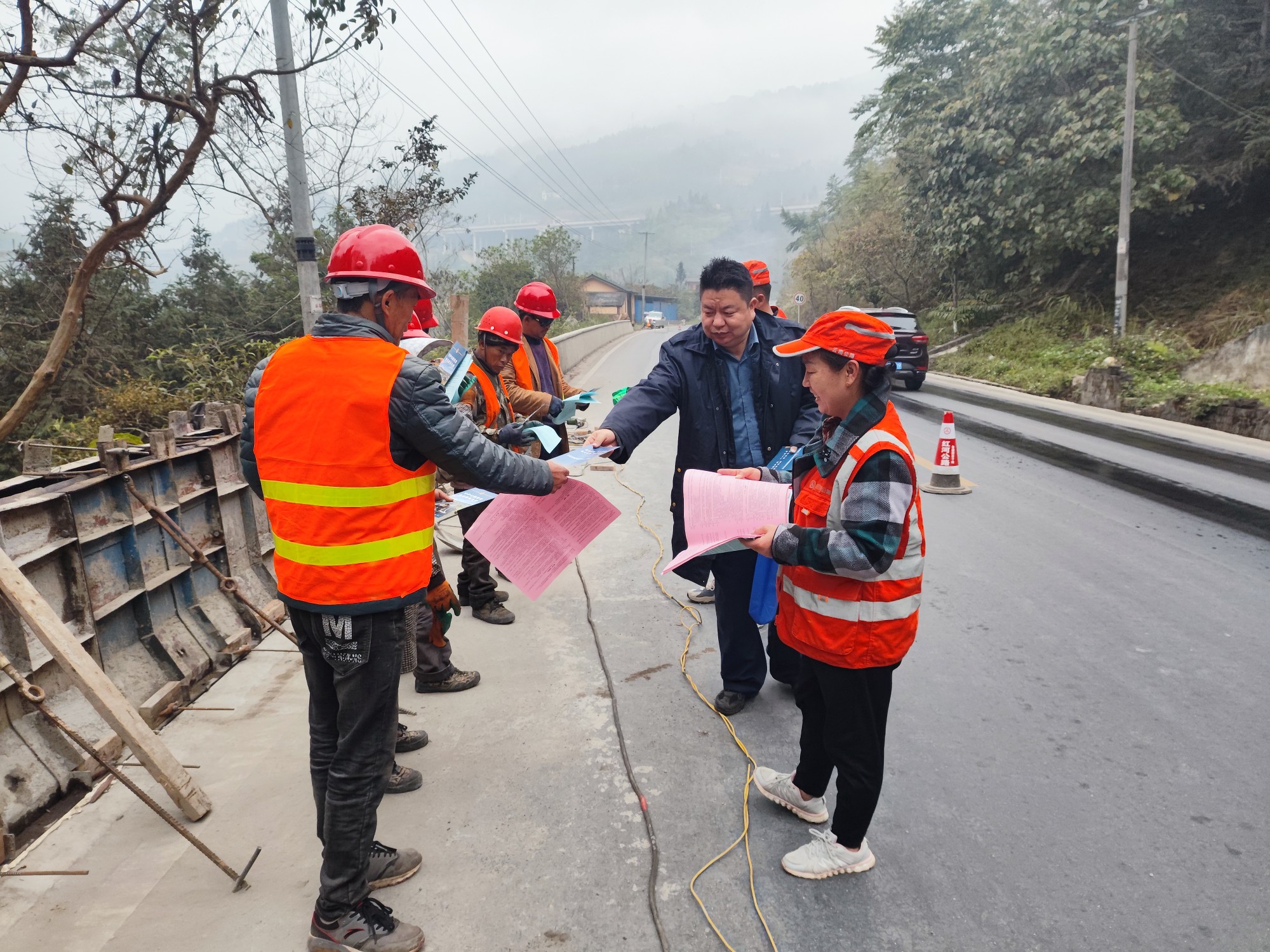 屏边公路分局开展政策宣传政策服务政策兑现进公路养护市场主体宣传活动 图片1.jpg 屏边公路分局开展政策宣传政策服务政策兑现进公路养护市场主体宣传活动 图片1.jpg