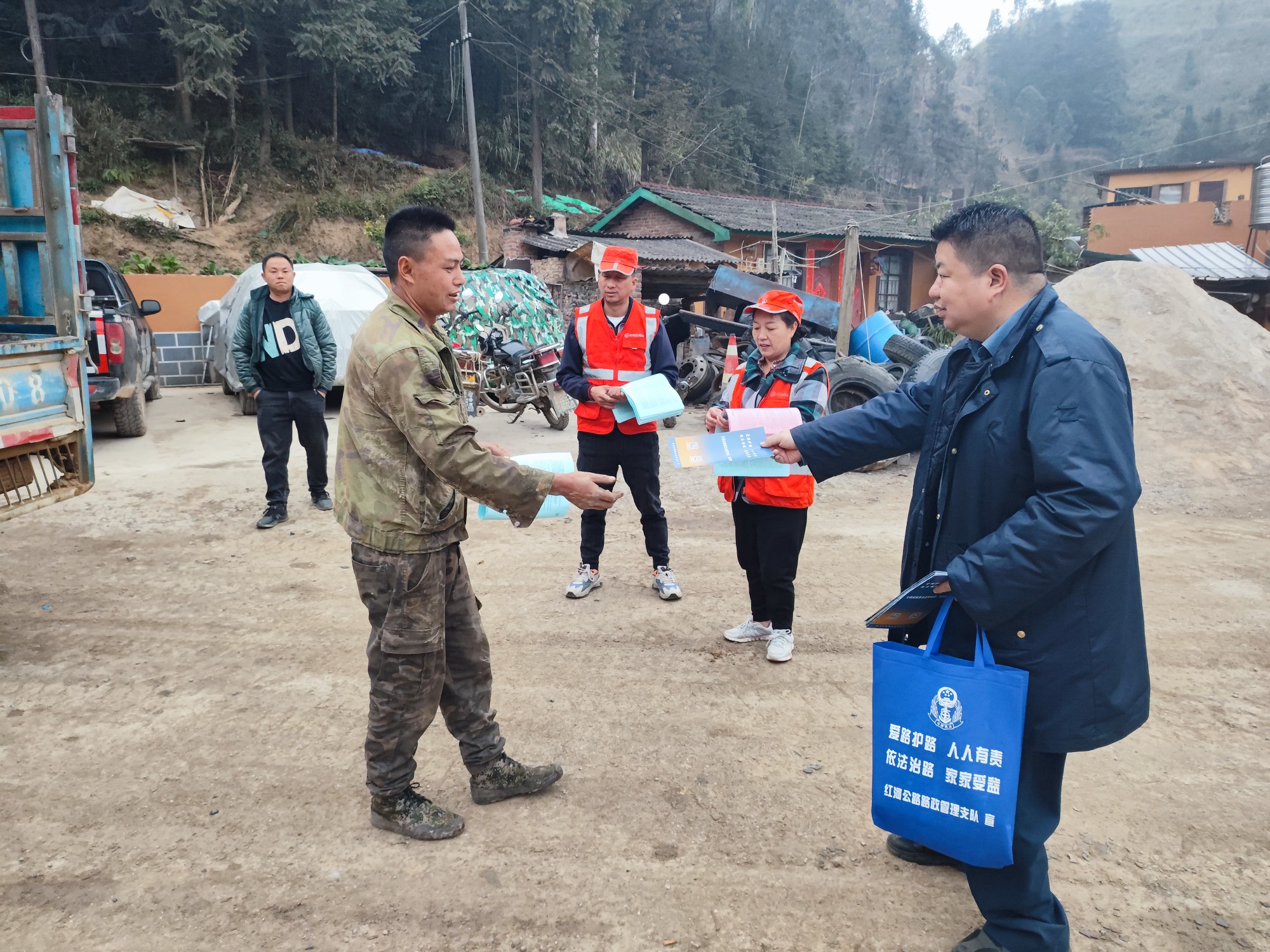 屏边公路分局开展政策宣传政策服务政策兑现进公路养护市场主体宣传活动 图片2.jpg 屏边公路分局开展政策宣传政策服务政策兑现进公路养护市场主体宣传活动 图片2.jpg