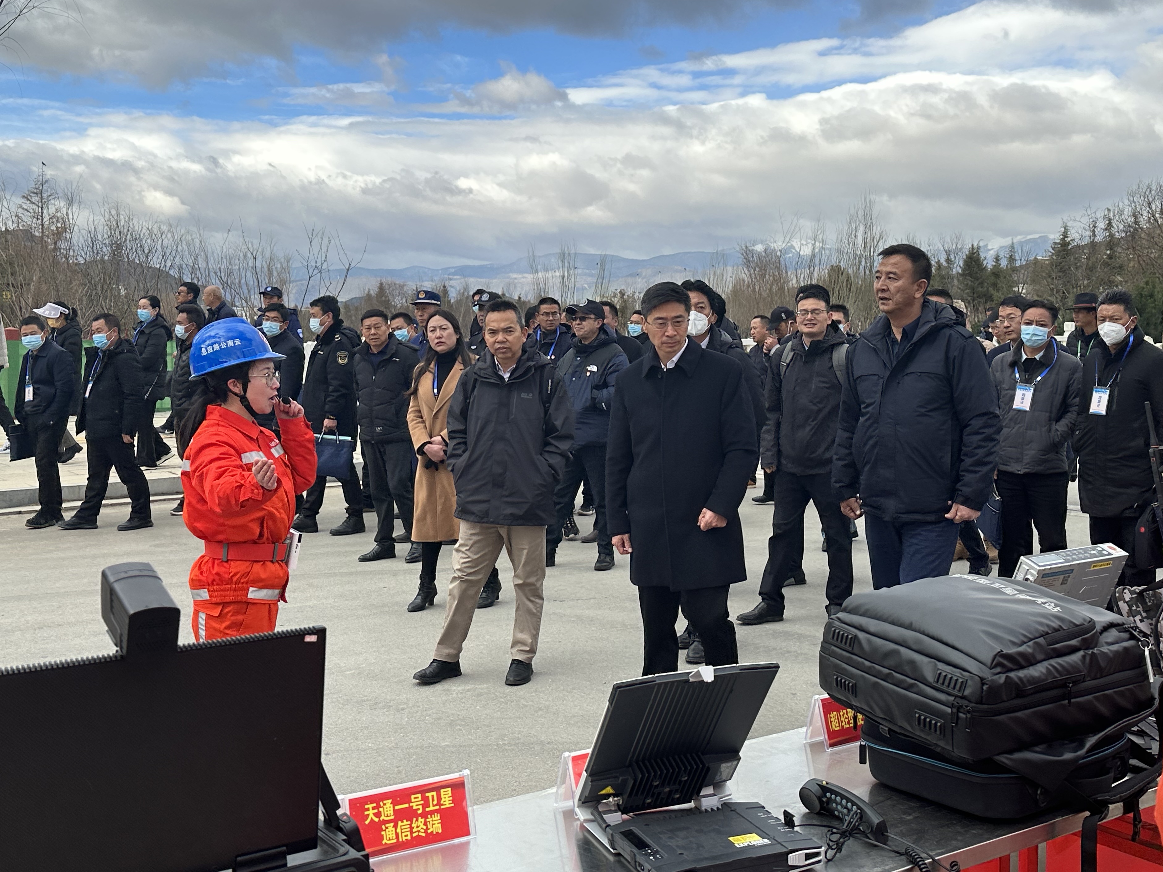 罗朝峰一行正在观摩参演装备.jpg