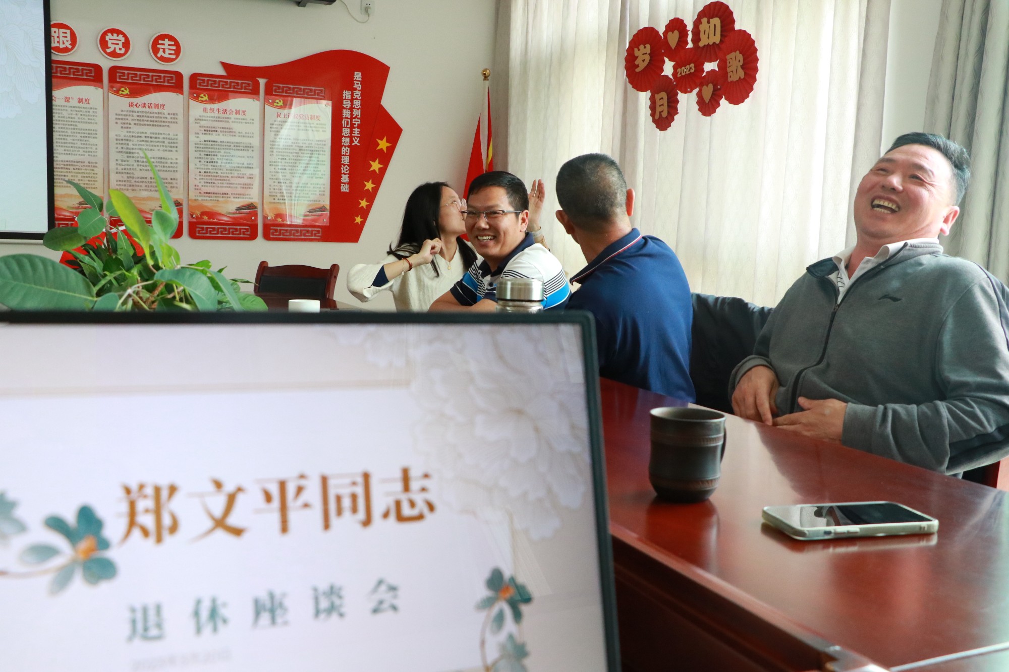 郑老师开怀大笑.JPG
