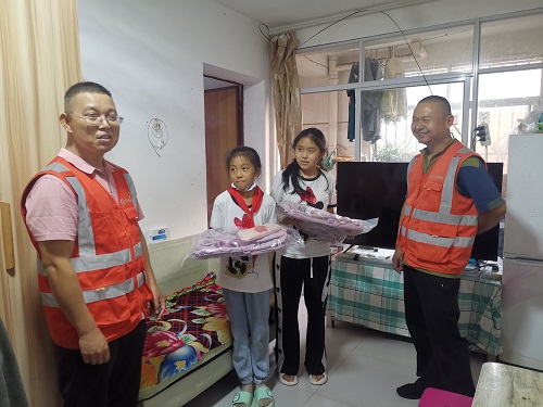 关爱困难儿童.jpg 关爱困难儿童.jpg