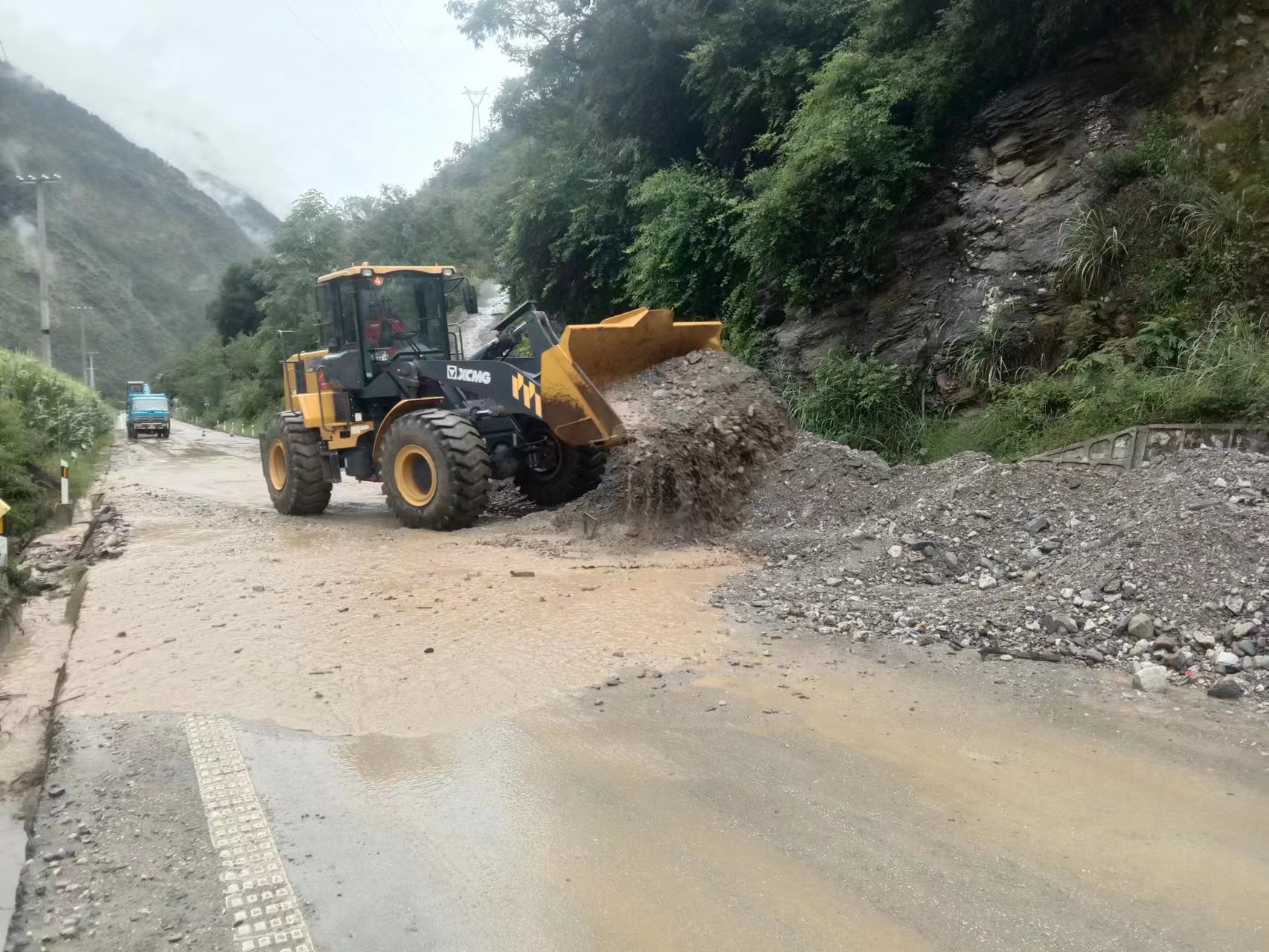 泥石流灾害抢通作业2.jpg