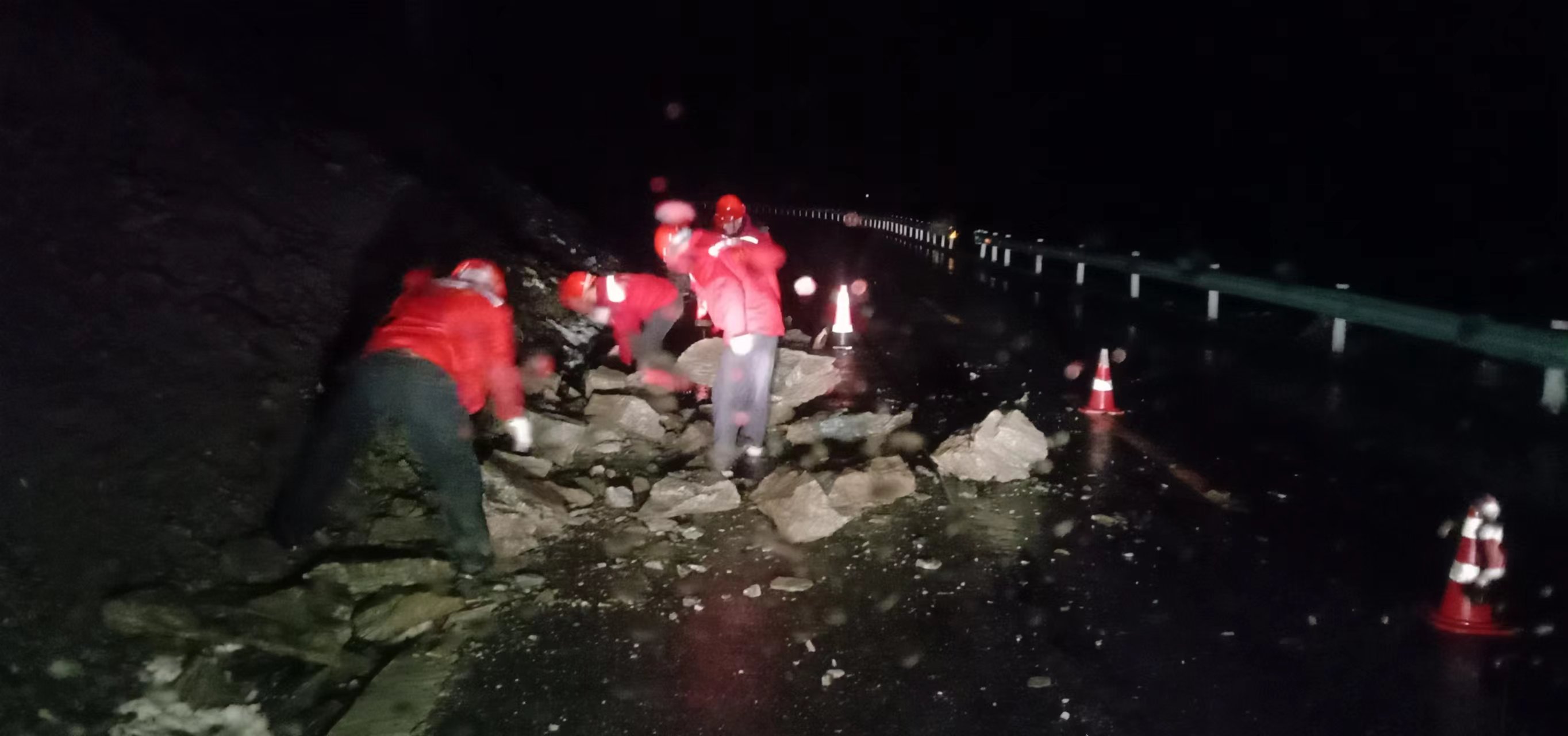哈巴河公路管理分局人工清理国道219线K175-K176段碎落  图：叶滨.JPG