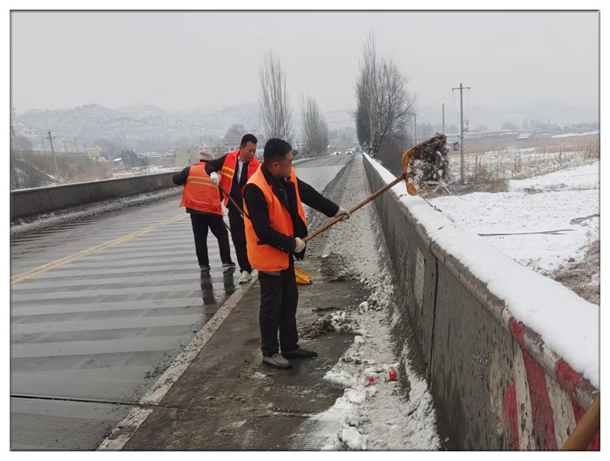 雪路上的养路人 (3).jpg