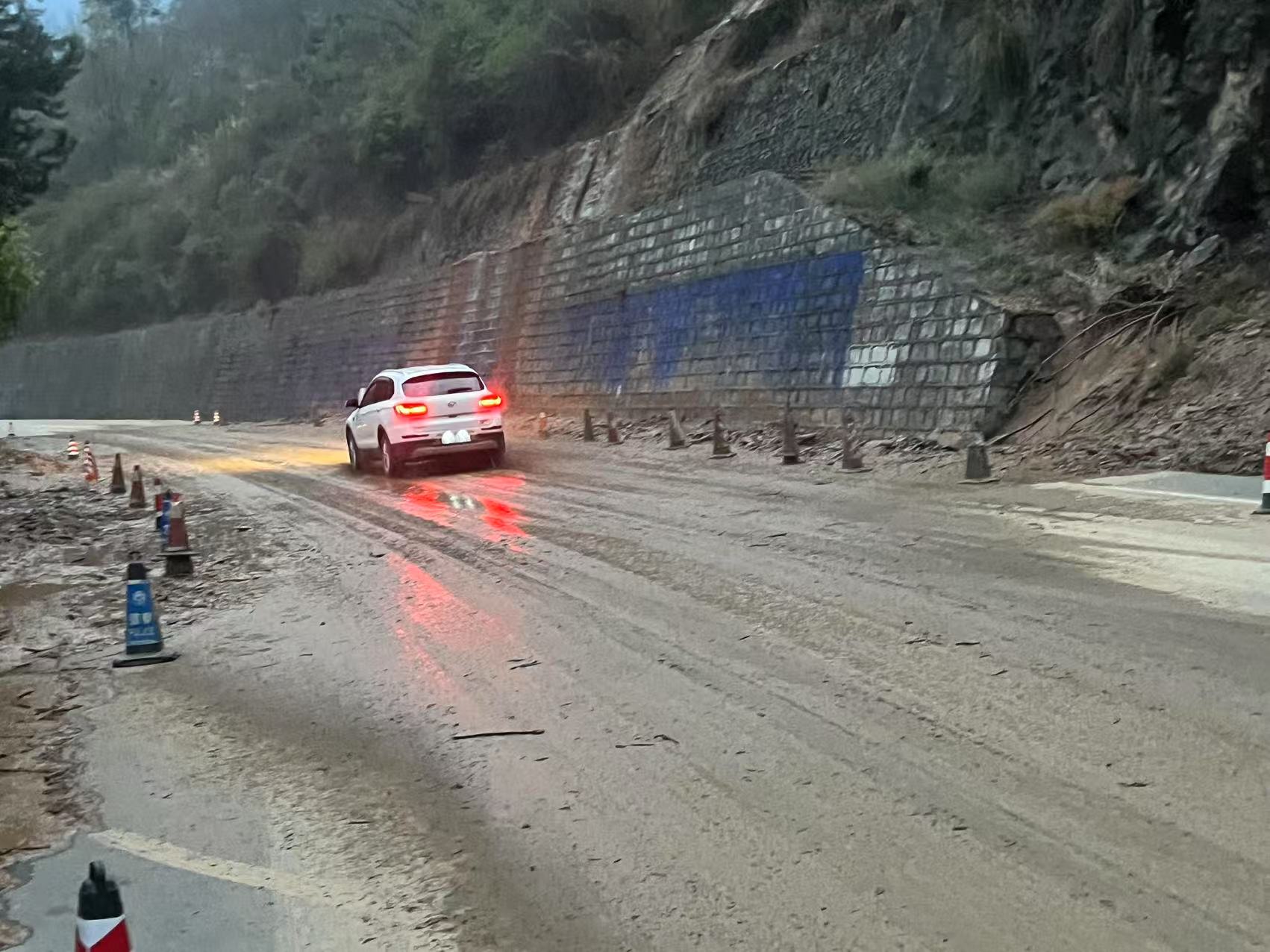 抢通道路 临时安全设防.jpg