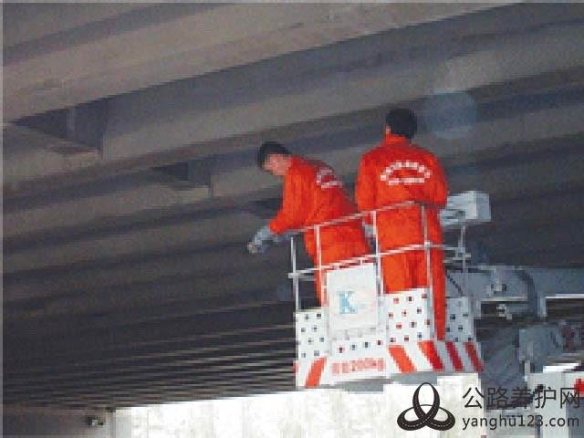 北京永引桥的桥底、桥墩和防撞墙，全面喷涂了华夏一号水泥路桥抗老化剂后.jpg