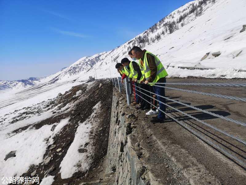 调研组一行在S232线现场勘察  图：许开俊.jpg