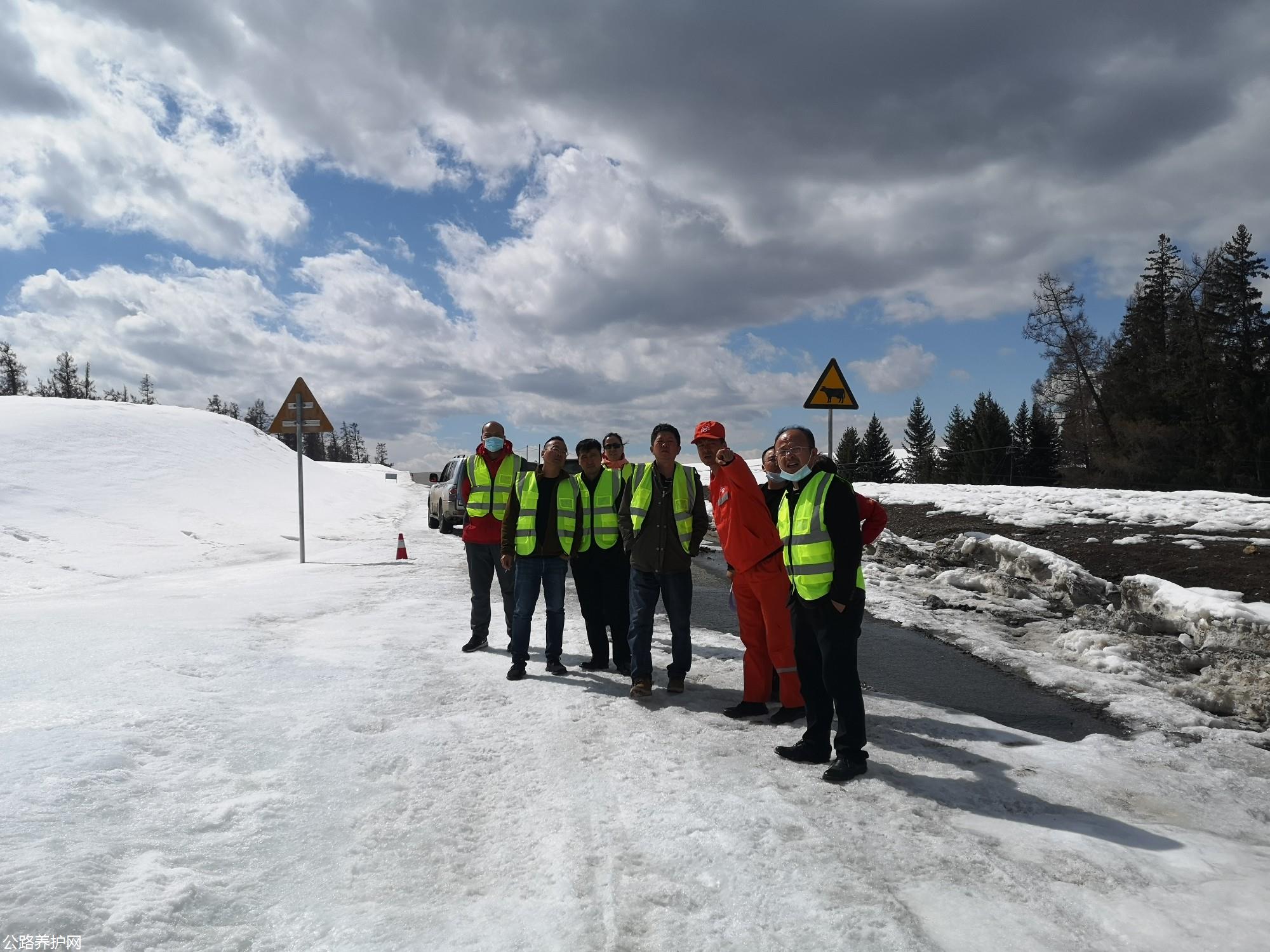 调研组一行现场查看分局G219线涎流冰   图：许开俊 .jpg