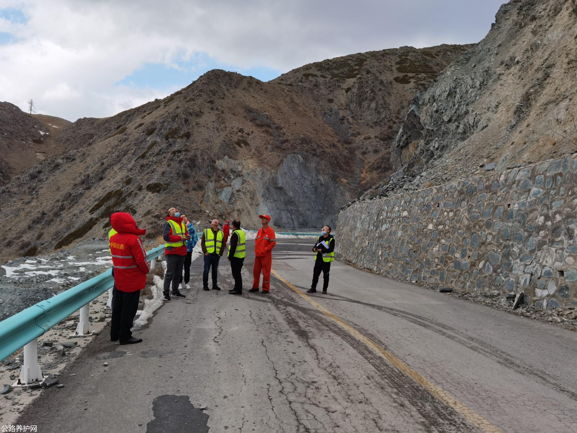 调研组一行在分局G219线2021年灾防工程实施路段现场勘察  图：许开俊.jpg