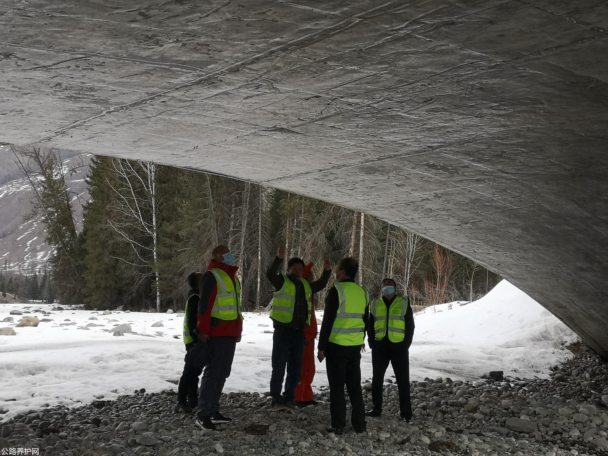调研组一行现场察看分局G219线喀纳斯大桥 图：许开俊.jpg