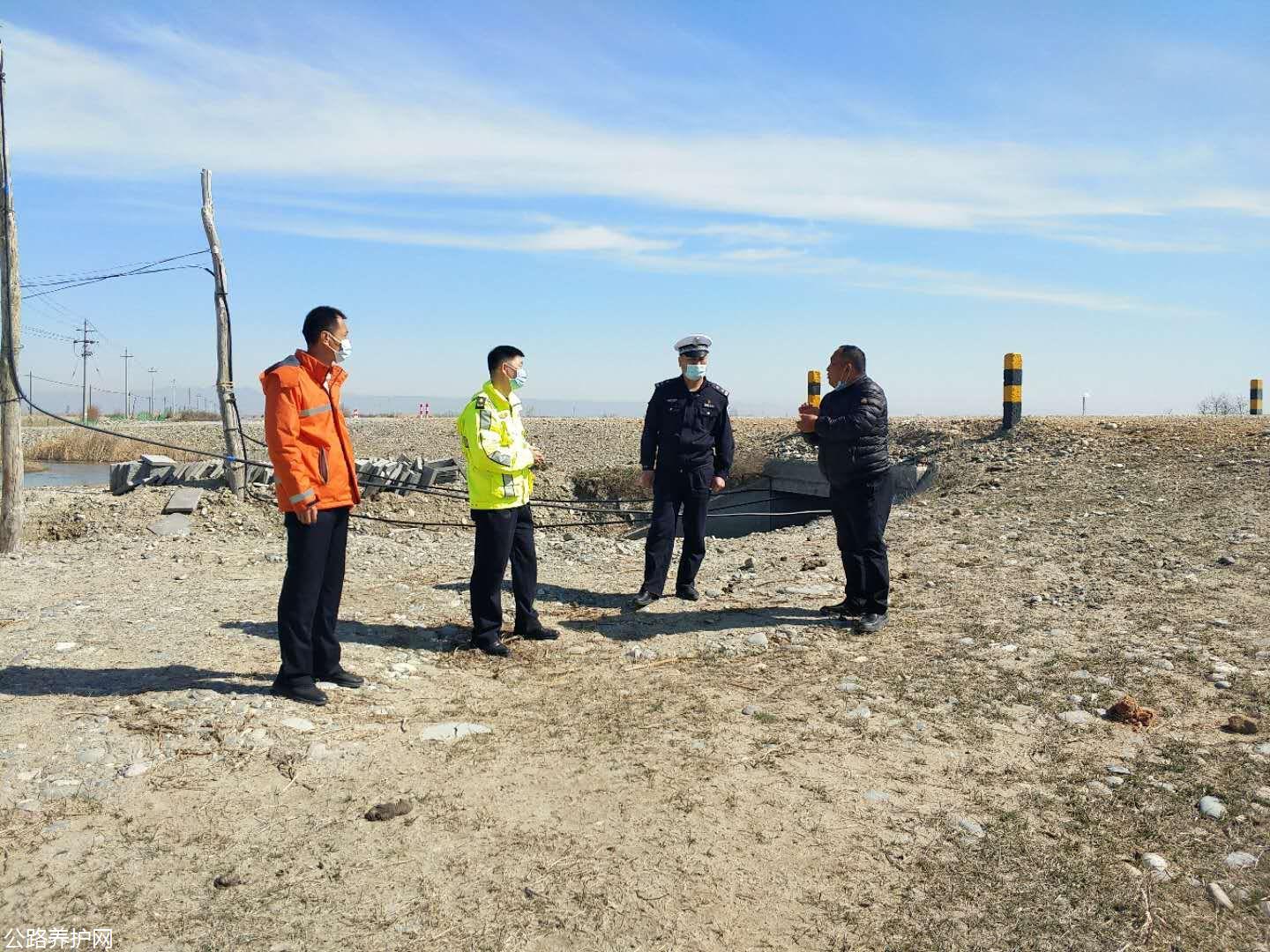 哈巴河公路管理分局多方联动开展公路道口隐患排查工作 图：蒋磊.jpg