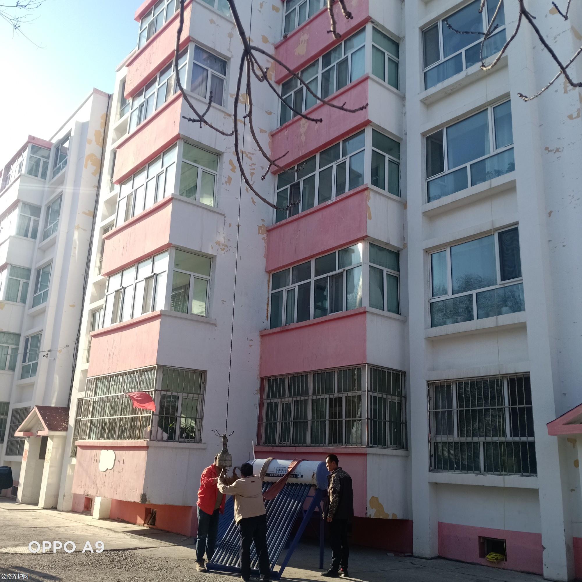 职工将部分仍在别处有使用需求的热水器转交给居民 图 古丽娜孜·肯杰巴依.jpg