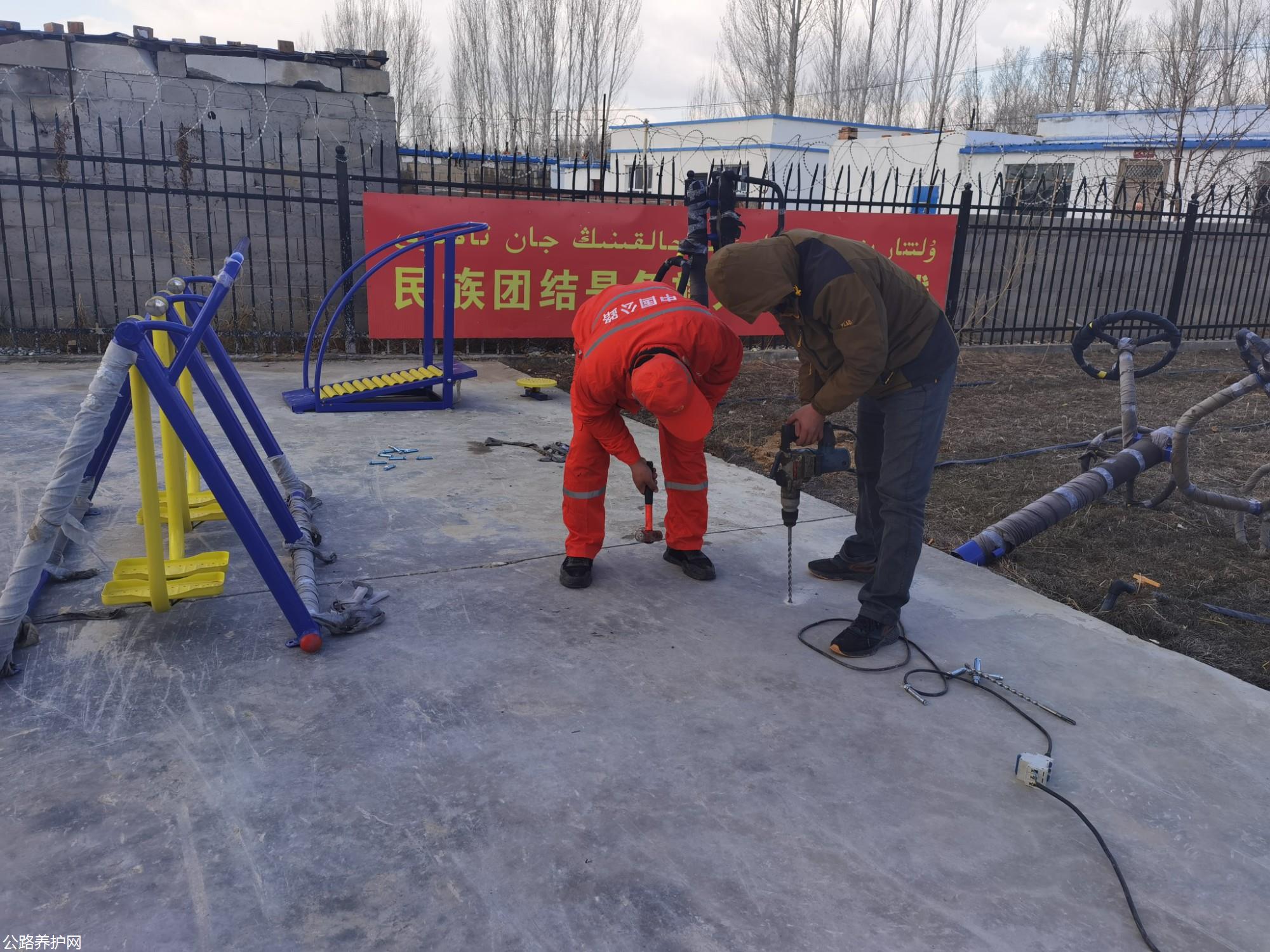 分局职工在别列则克村村委会院内协助安装了健身器材 图：马晨.jpg