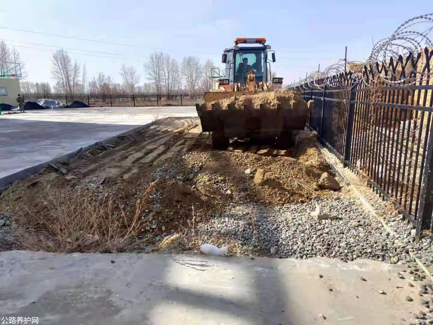 装载机整平别列则克村村委会院内不平整的场地 图：马晨.jpg