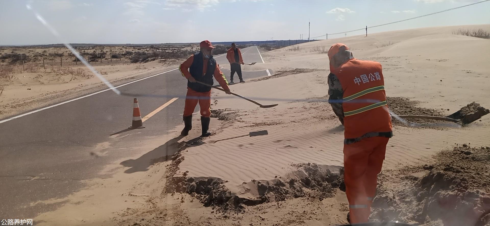 哈巴河公路管理分局清除G219线K287+800路面风积沙 图：卡孜木·阿布勒力甫.jpg