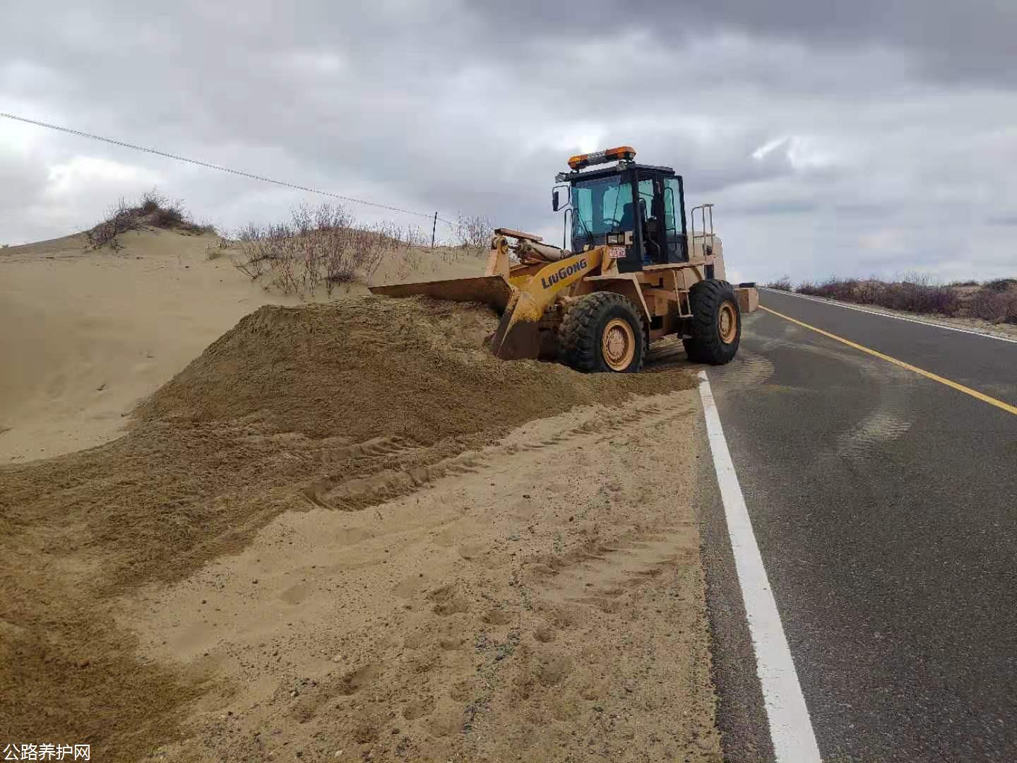 哈巴河公路管理分局装载机清除路肩处沙子 图：加尔肯别克·巴合提汗.jpg
