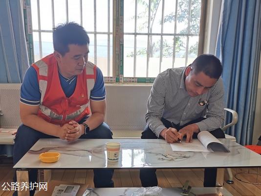 与黑果坝村委会签爱路护路协议 (复制).jpg