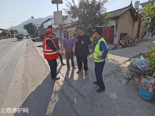 与沿线居民宣传美丽公路建设工作 (复制).jpg