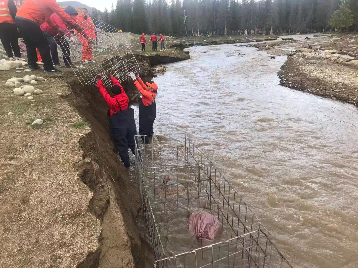 抢险队员合作将钢筋笼放置水底 图：沈军.jpg