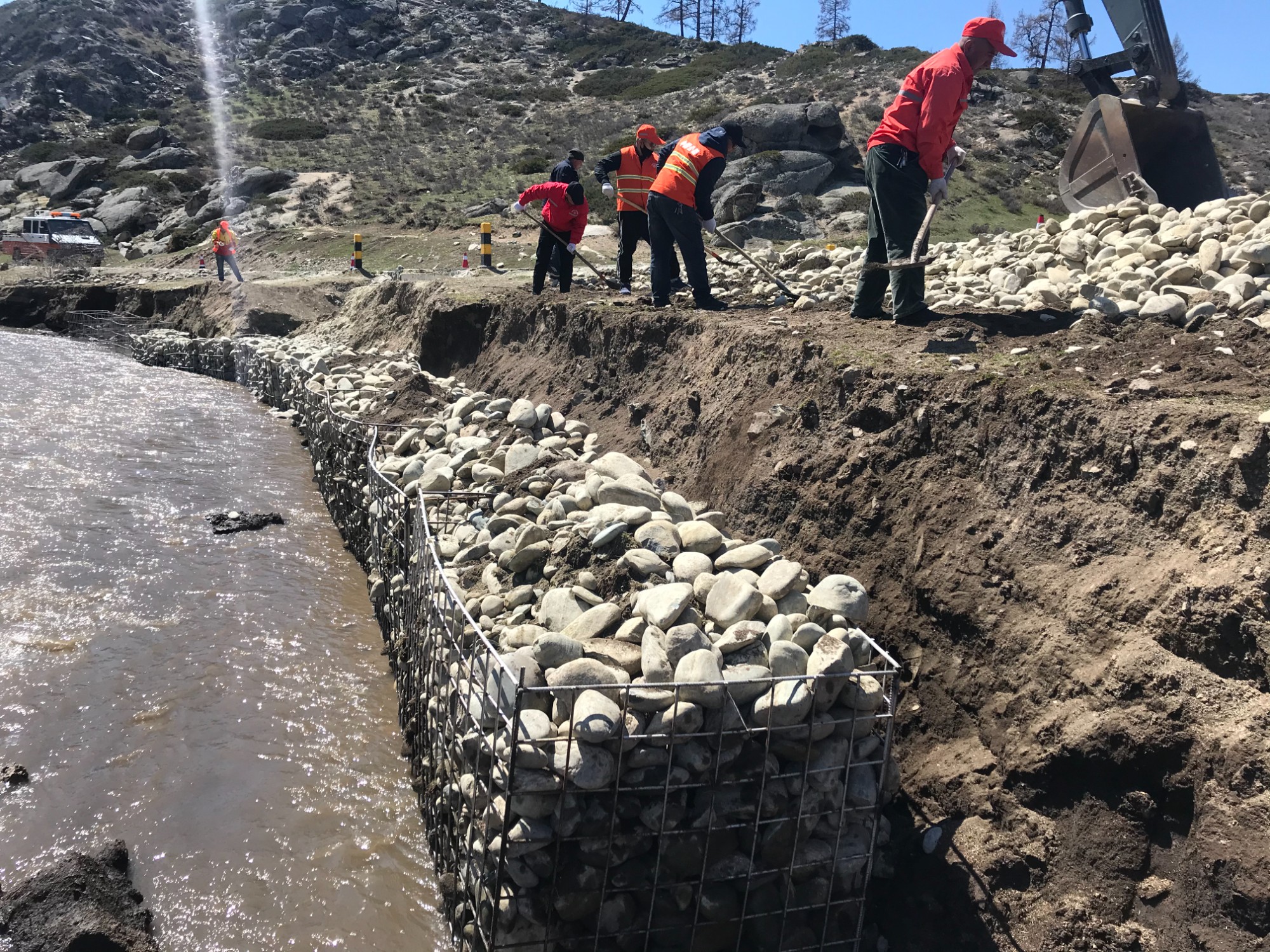 哈巴河公路管理分局干部职工将鹅卵石放入钢筋笼中 图：蒋磊.jpg