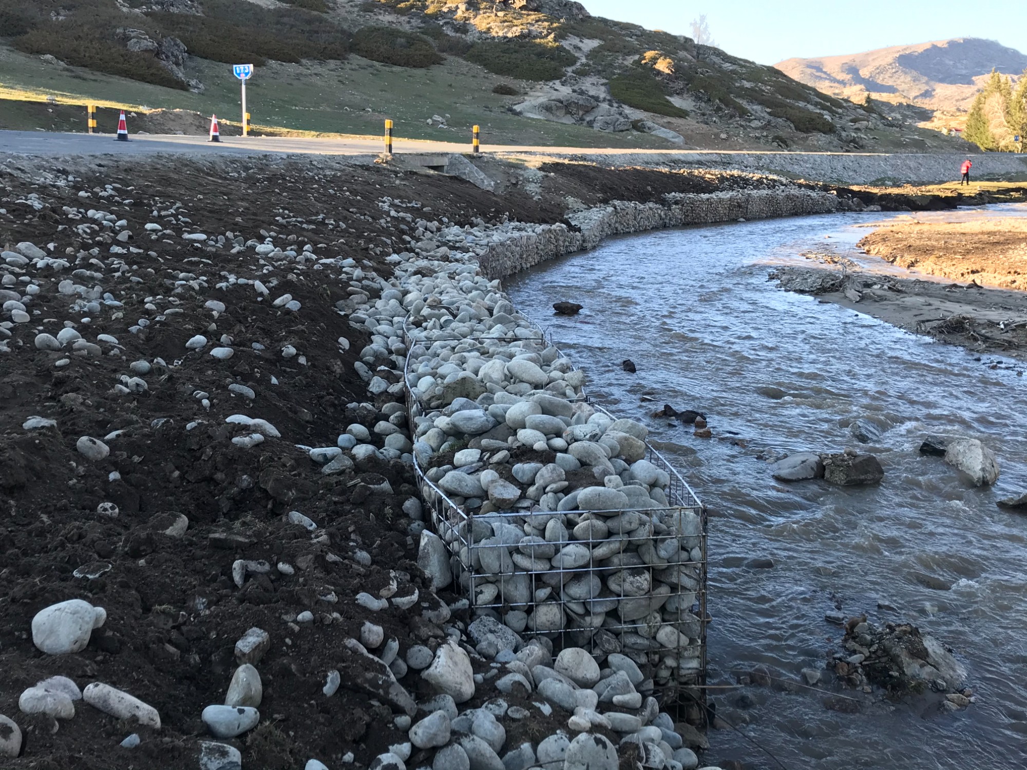 哈巴河公路管理分局G219线K172-173筑起的防洪墙 图：蒋磊.jpg