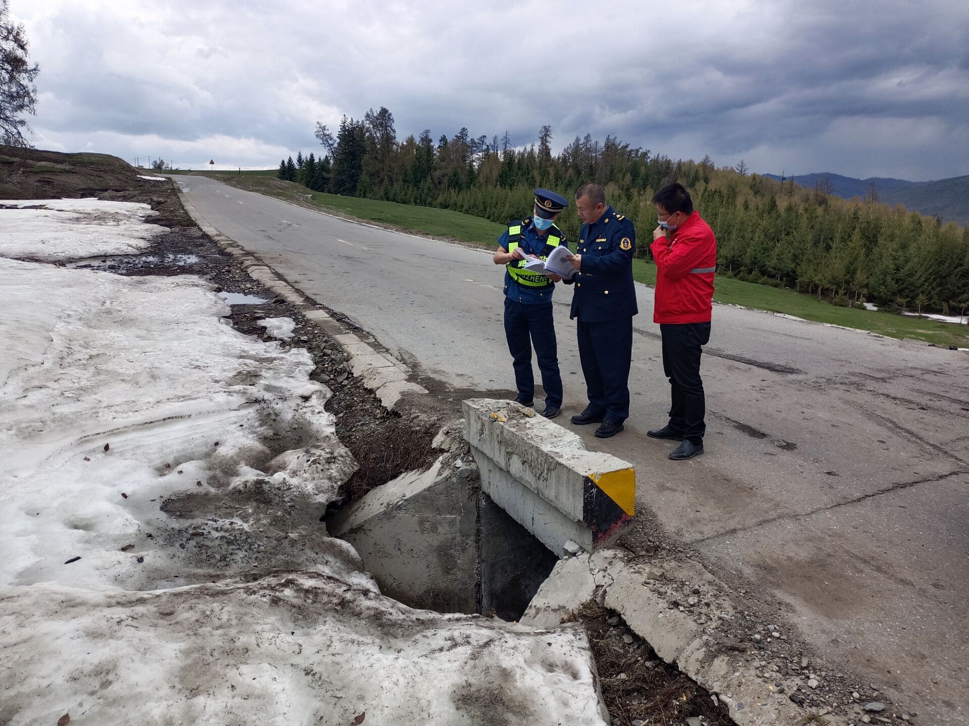 调研组在去年冬季发生较严重涎流冰病害处进行了实地查看 图：闫金辉.jpg