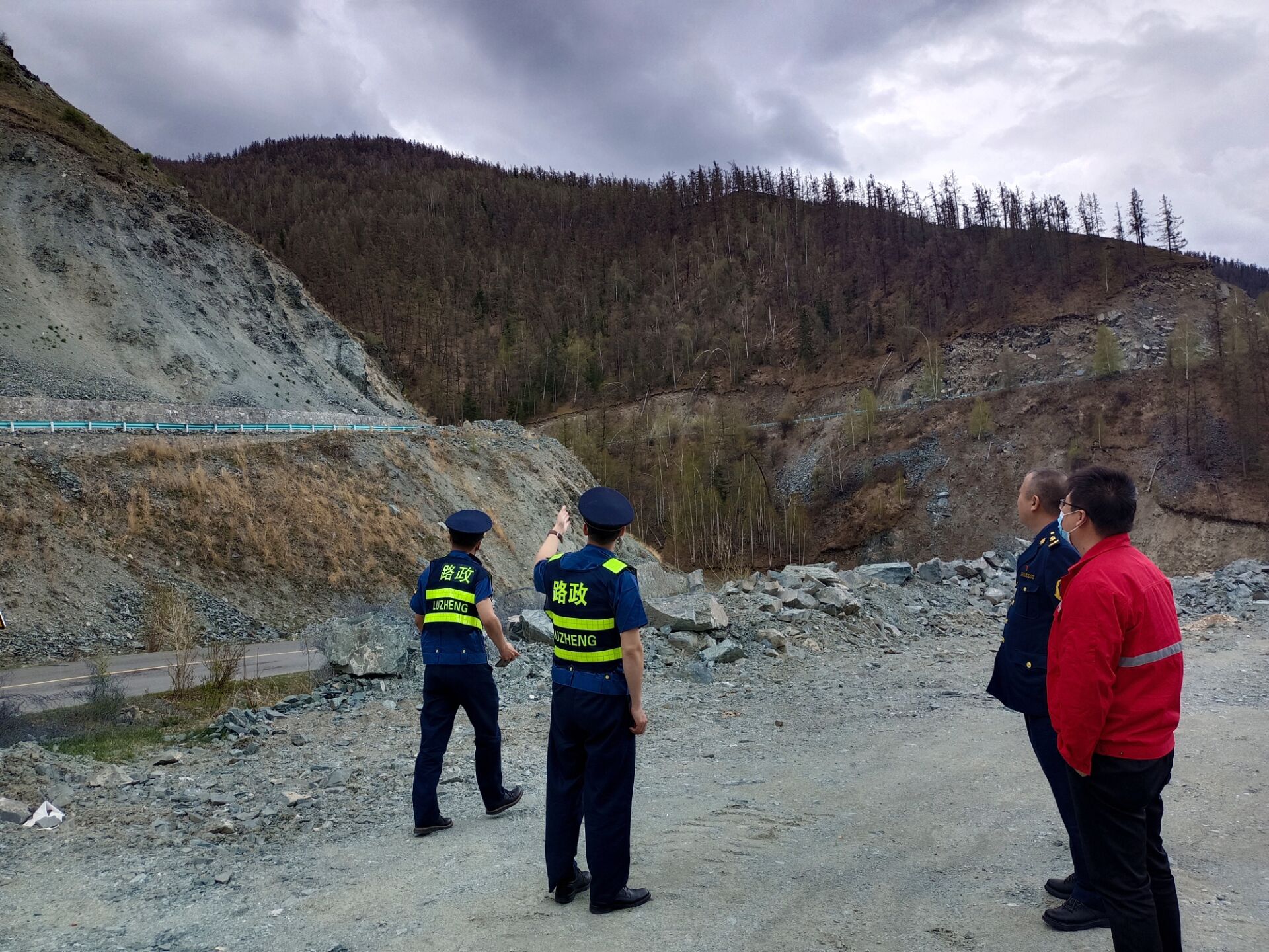 在G219线K134段现场查看易碎落塌方处并探讨 图：闫金辉.jpg
