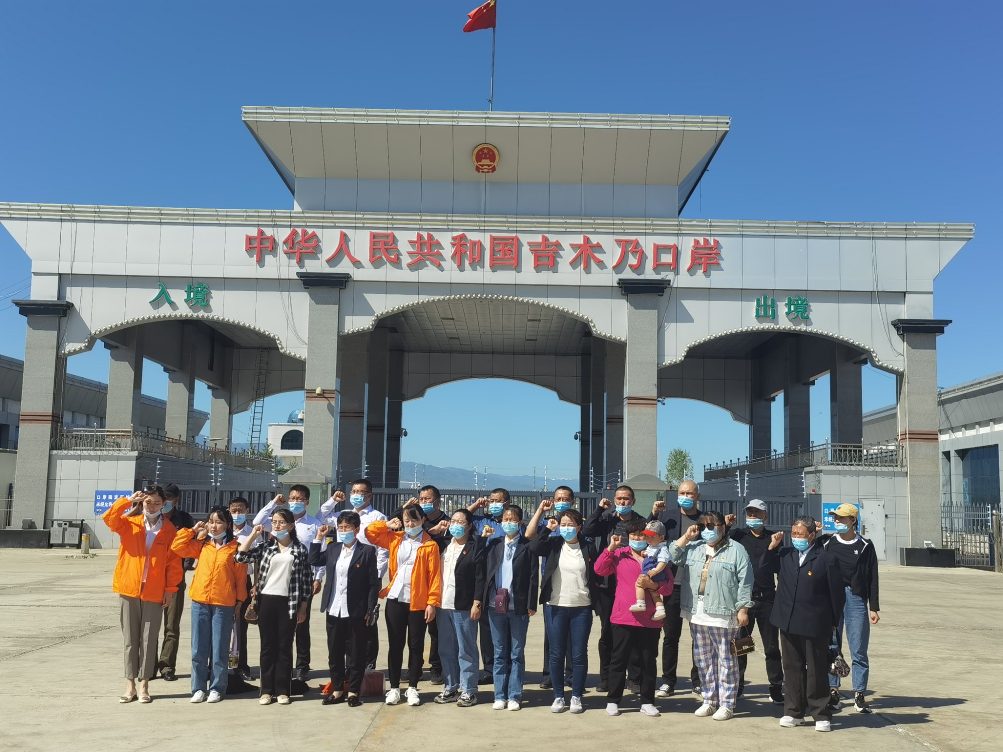 在吉木乃口岸共同宣誓《公民誓词》 图：海尼·吾木尔扎克.jpg