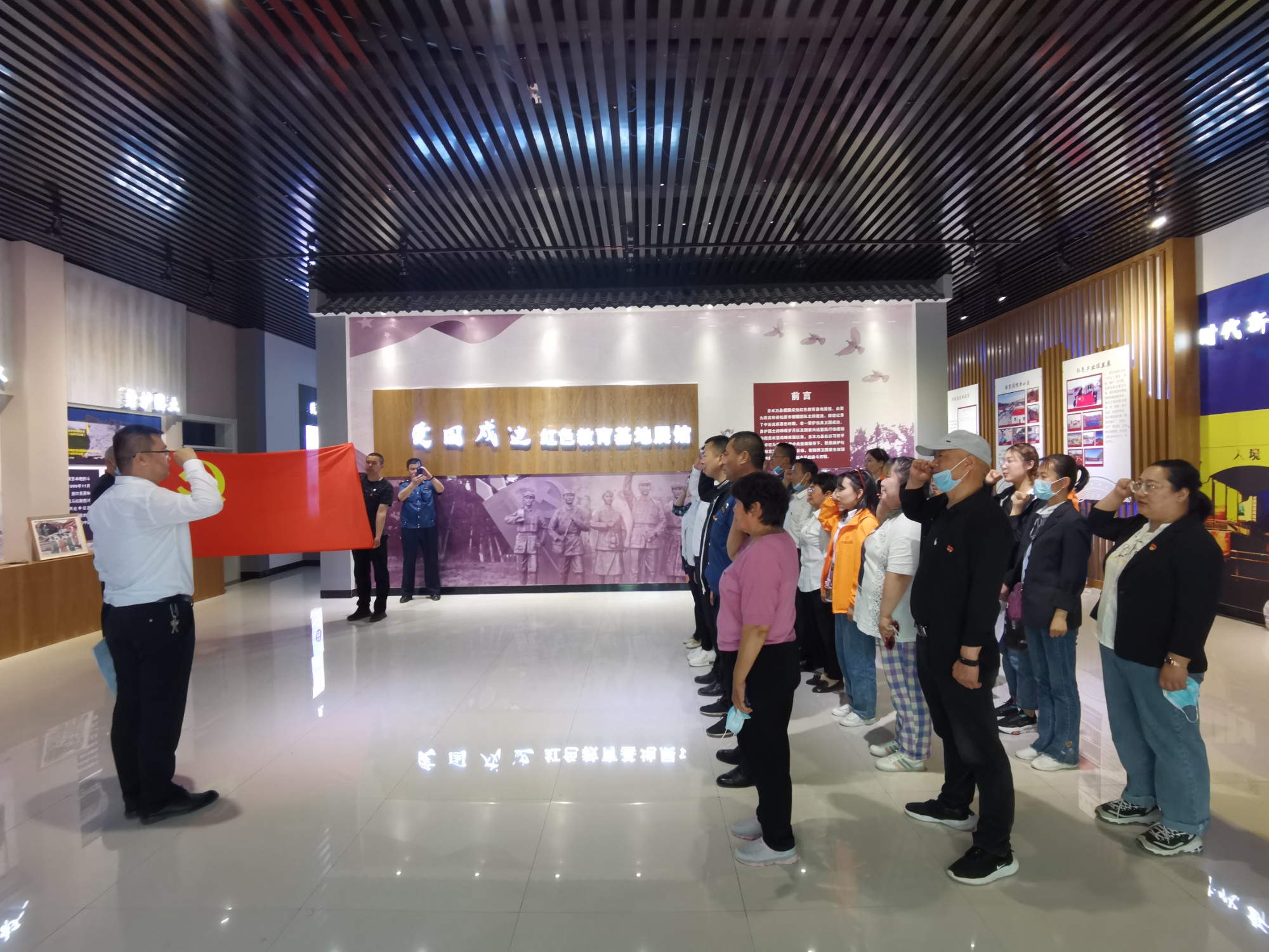 哈巴河公路管理分局党组书记、副局长李翔带领大家在萨尔乌楞村内红色教育基地重温入党誓词  图：海尼·吾木尔扎克.jpg