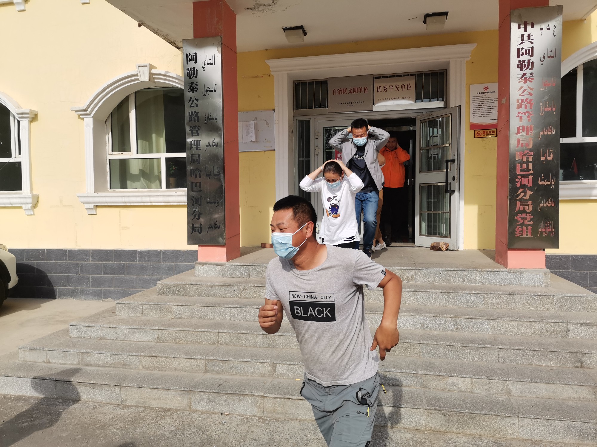 分局干部职工听到警报声后迅速按照地震疏散应急演练方案就地展开撤离 图：马晨.jpg