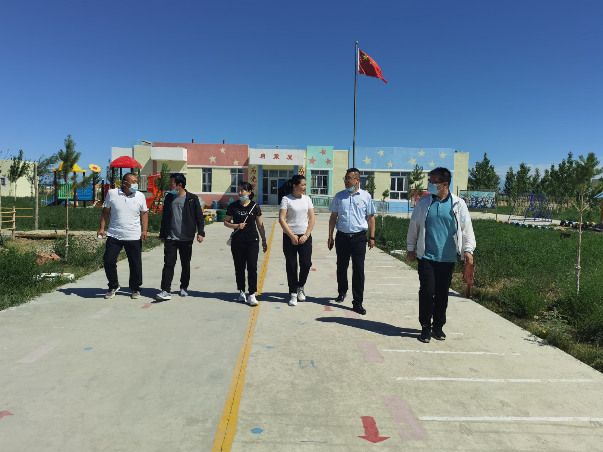 哈巴河公路管理分局、驻别列则克村工作队在喀拉阔布牧民定居点幼儿园内参观  图：马晨.jpg