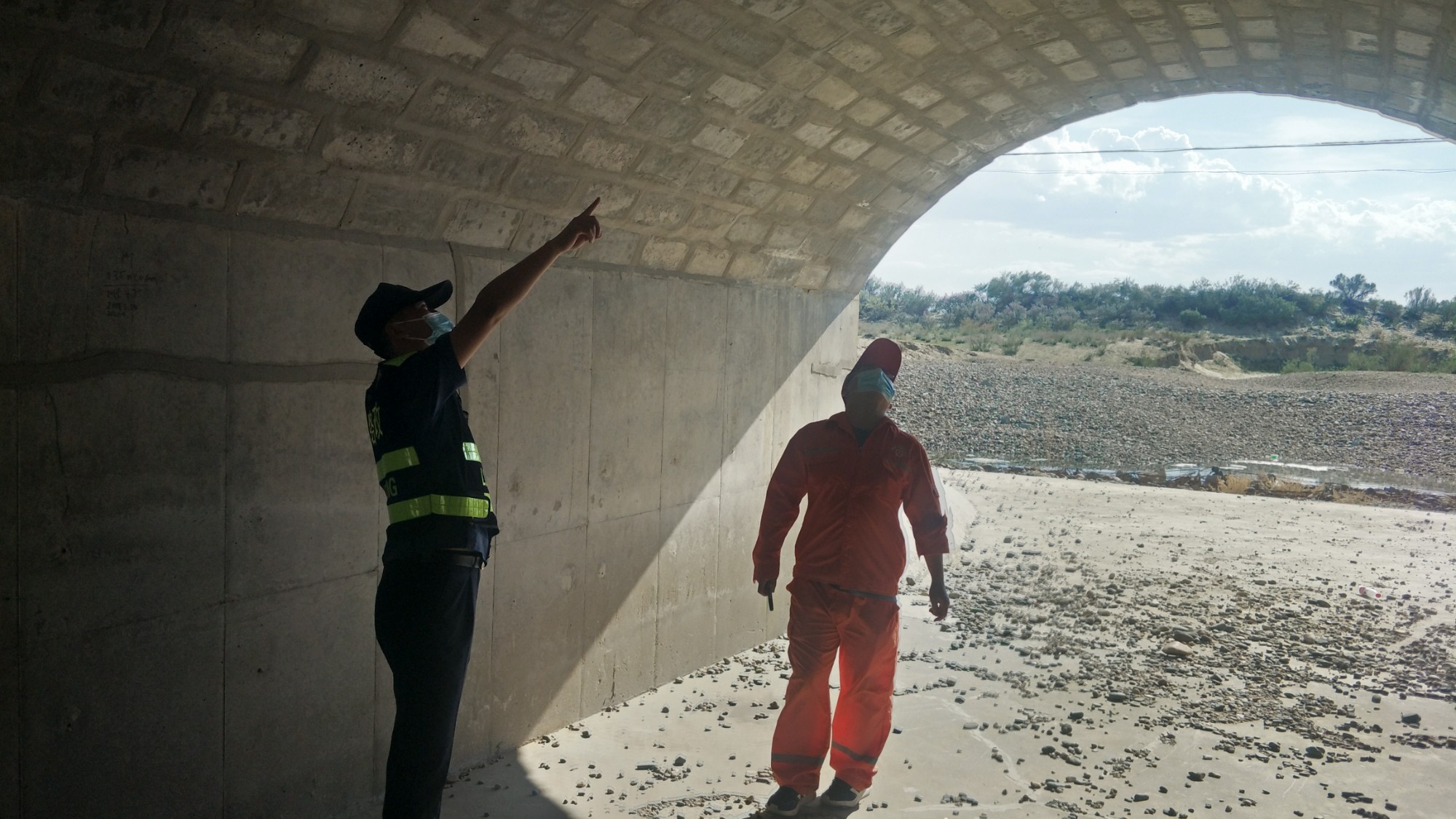 哈巴河分局与阿勒泰执法支队联合检查G219线K169处涵洞  图：王文龙.jpg