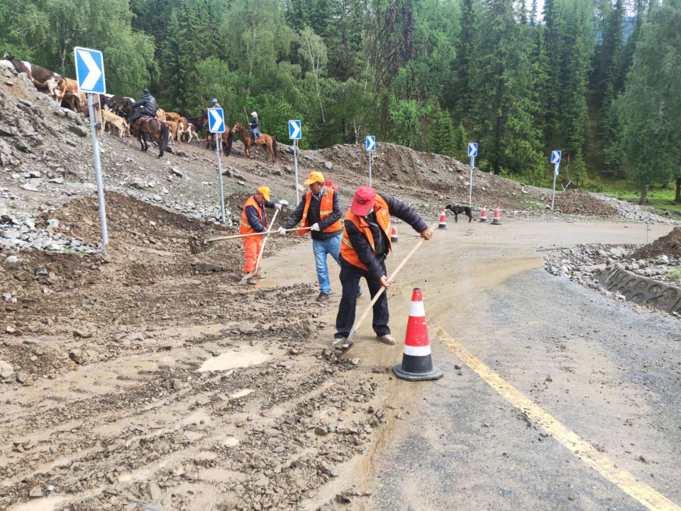 分局职工清理路面碎石、泥土   图：吾留别克·吾努尔别克.jpg