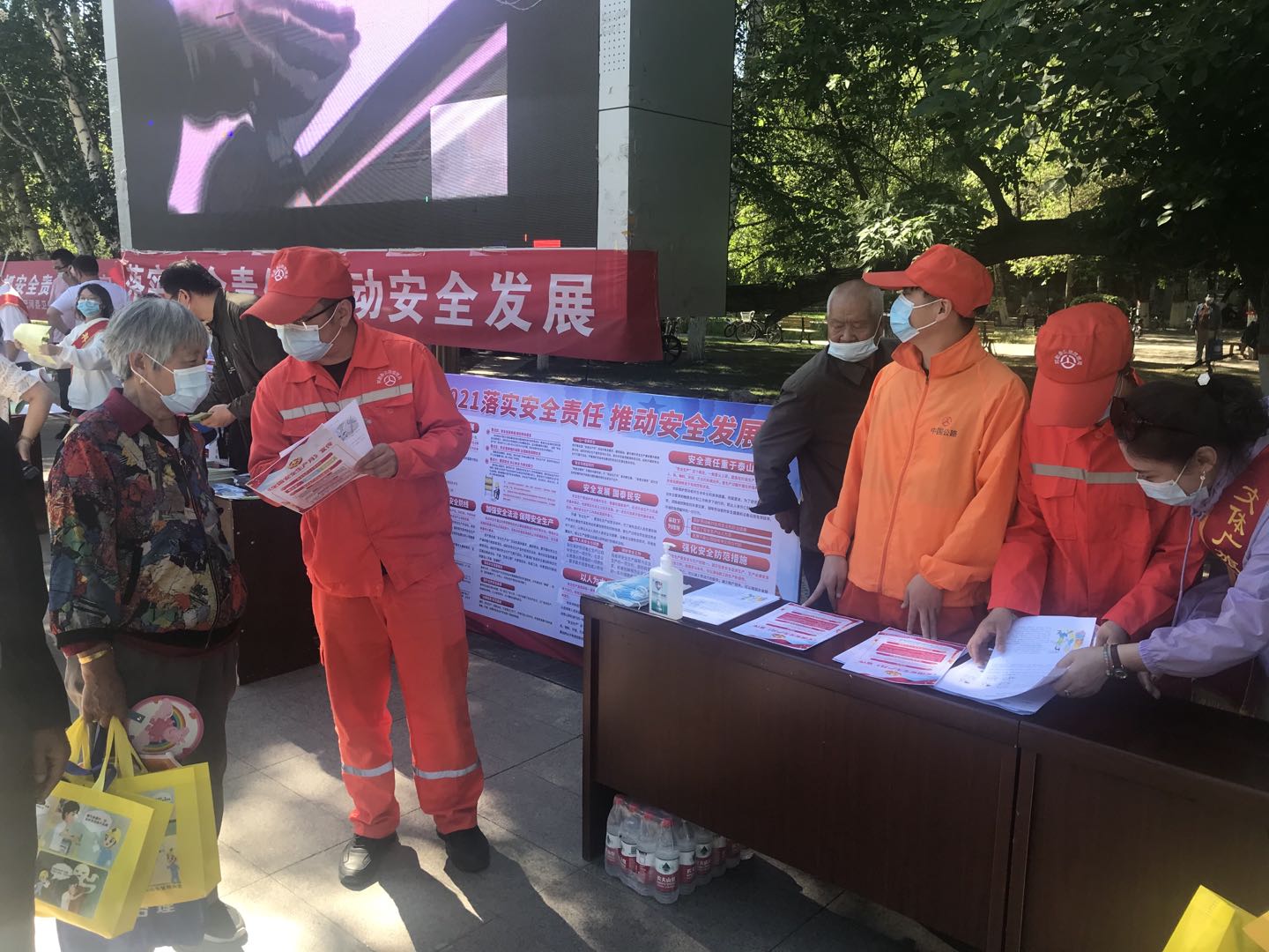 哈巴河公路管理分局在街心公园开展安全生产现场宣传活动 图：李翔.jpg