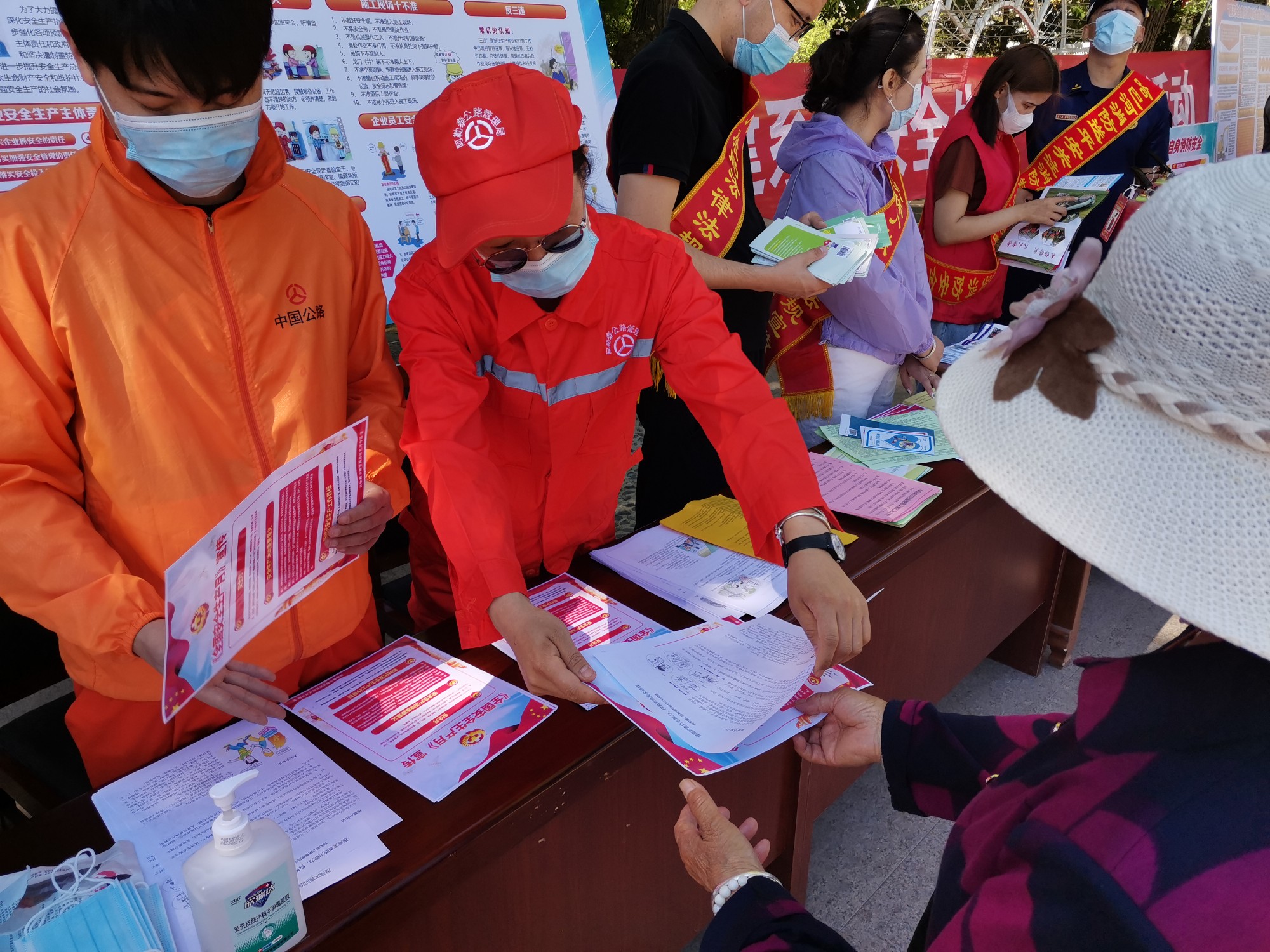 哈巴河公路管理分局在街心公园开展安全生产现场宣传活动 图：易贤腾.jpg