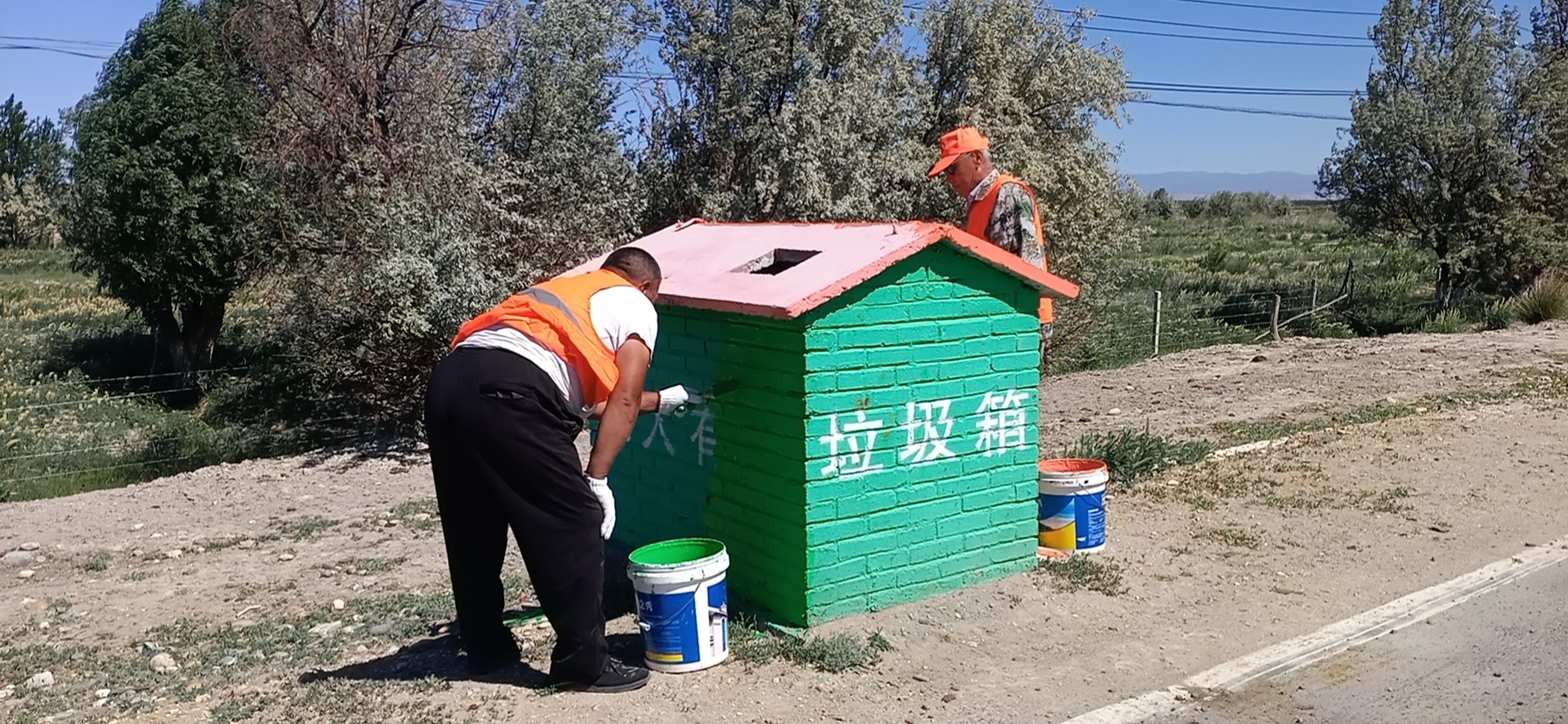 哈巴河公路管理分局职工刷新G219线垃圾箱中 图：卡孜木·阿布勒力甫.jpg
