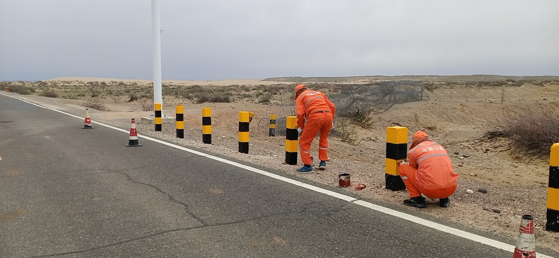 哈巴河公路管理分局职工刷新G219线示警桩中 图：卡孜木·阿布勒力甫.jpg