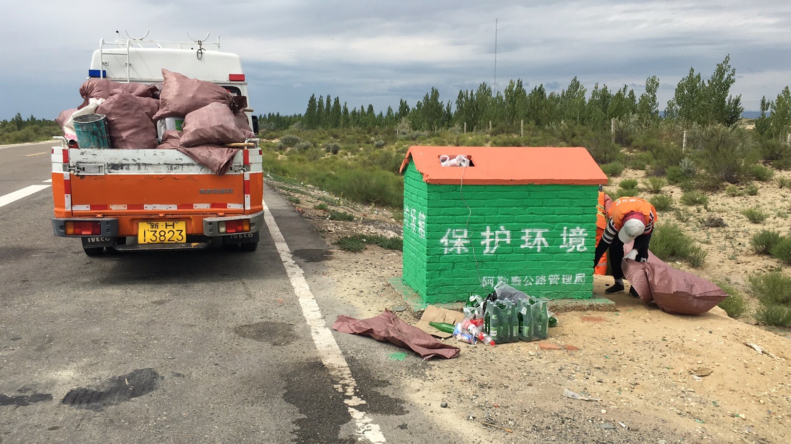 哈巴河公路管理分局西大桥养护站职工清捡垃圾箱周围垃圾  图：吐尔逊江·哈斯木.jpg