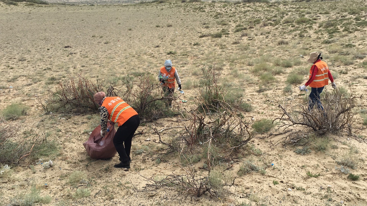 哈巴河公路管理分局清捡公路沿线垃圾 图：吐尔逊江·哈斯木.jpg