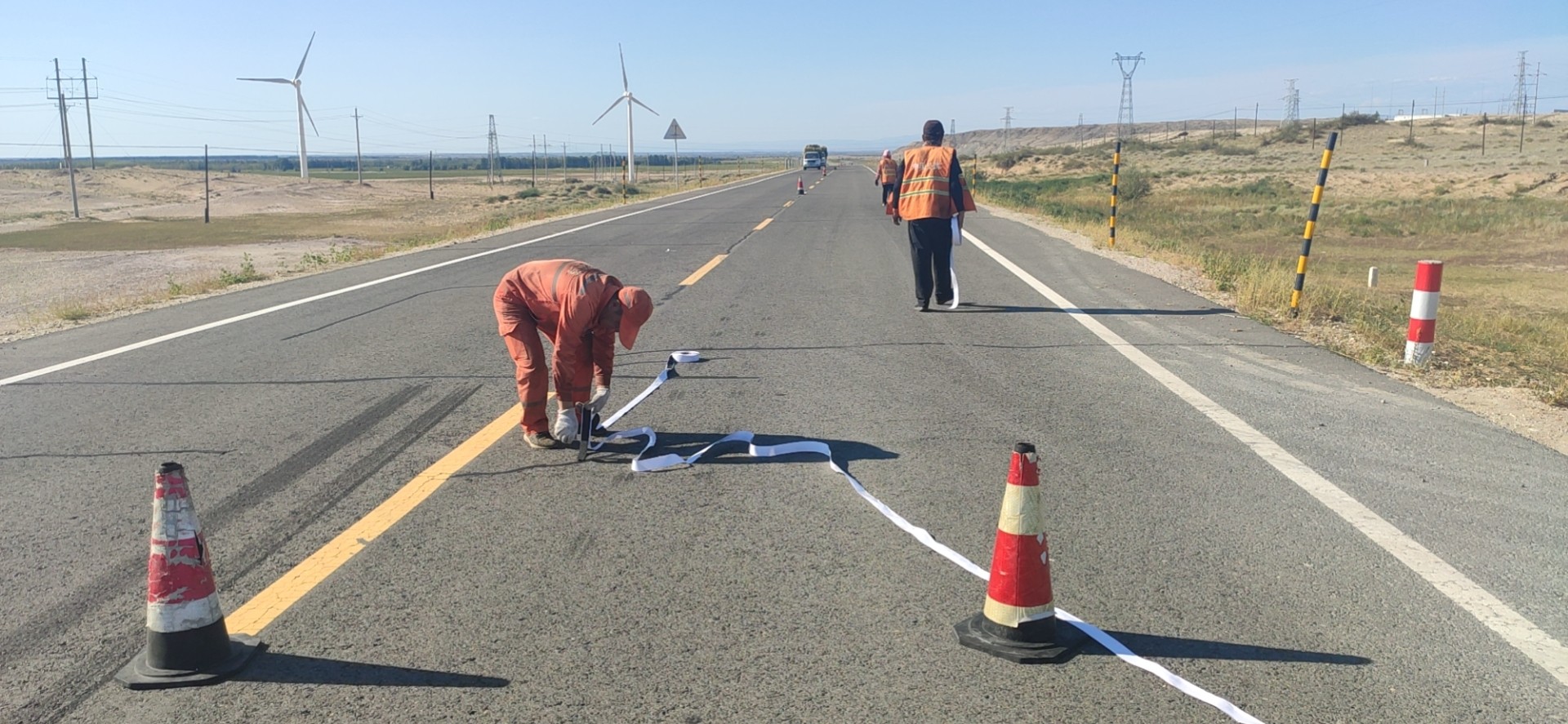 分局西大桥养护站职工于G331线K9194-K9198段张贴贴缝带   图：吴玉萍.jpg