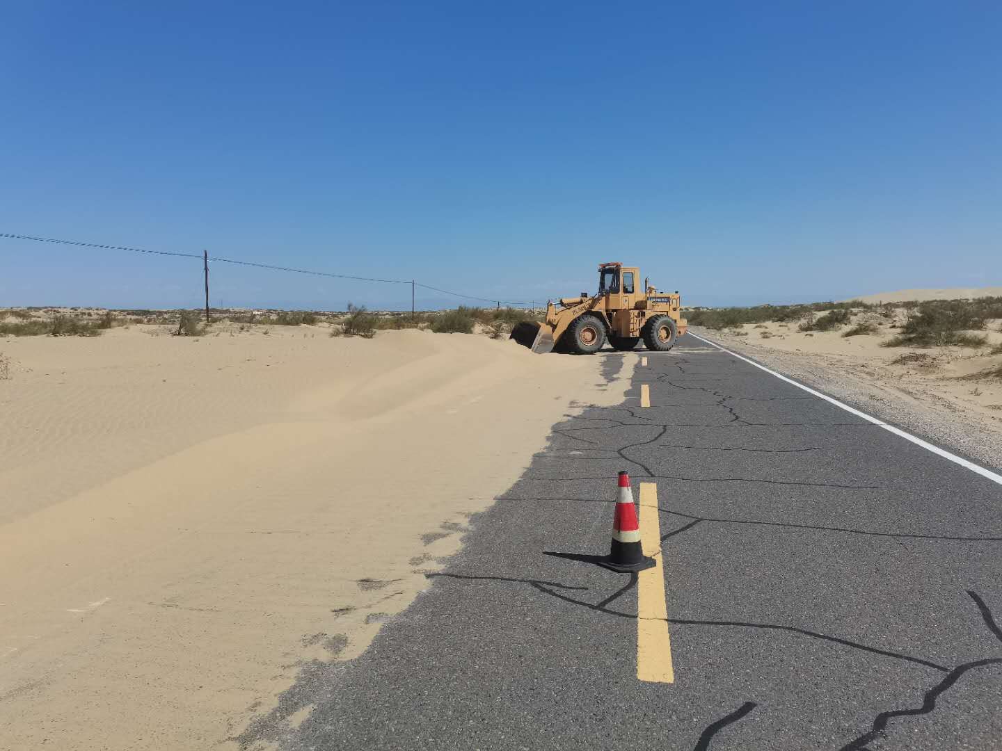 哈巴河公路管理分局装载机清理G219线K286-K287段路面沙子 图：张志强.jpg