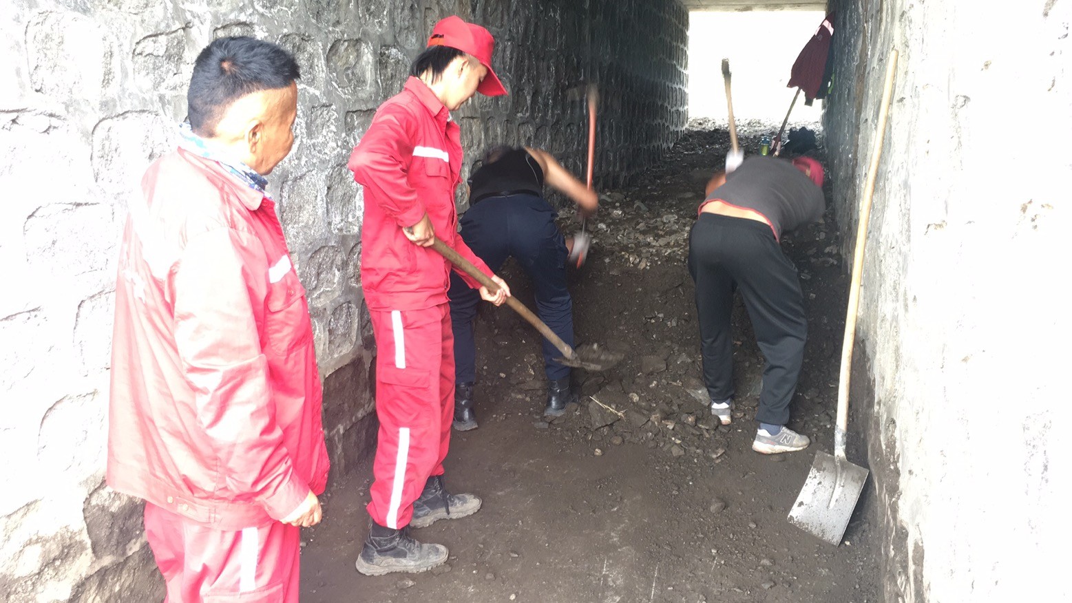 阿勒泰公路管理分局支援哈巴河分局清涵洞  图：哈力达•阿尼瓦尔.jpg