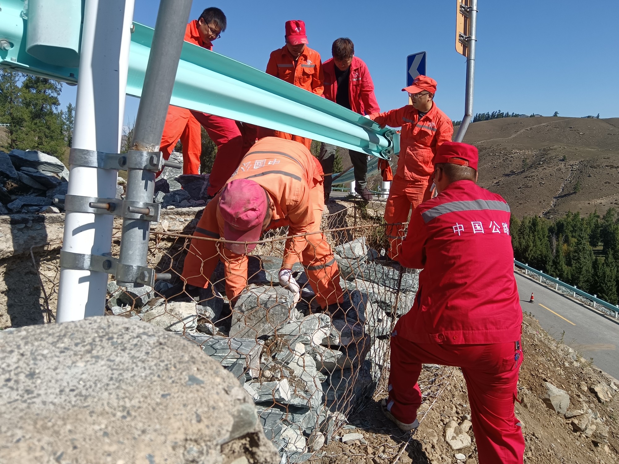 哈巴河公路管理分局干部修砌“钢筋片石”下挡墙中 图:易贤腾.jpg 哈巴河公路管理分局干部修砌“钢筋片石”下挡墙中 图:易贤腾.jpg