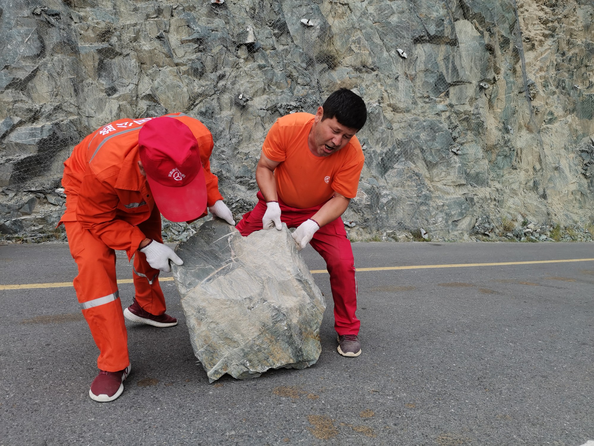 哈巴河公路管理分局干部搬运路面落石中 图:易贤腾.jpg 哈巴河公路管理分局干部搬运路面落石中 图:易贤腾.jpg