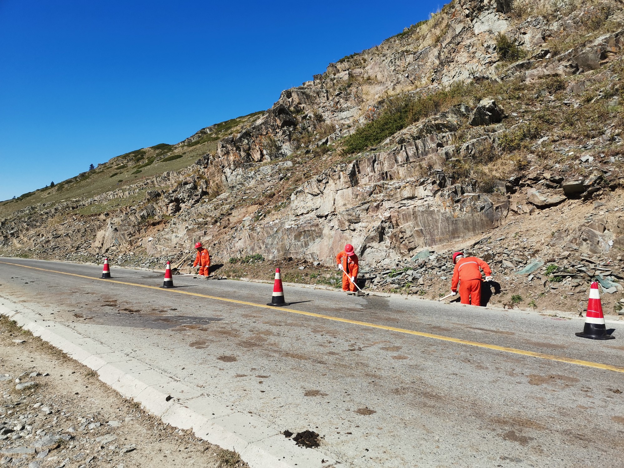 哈巴河公路管理分局干部清理G219线K108+500-600边沟内杂物中 图:易贤腾.jpg 哈巴河公路管理分局干部清理G219线K108+500-600边沟内杂物中 图:易贤腾.jpg