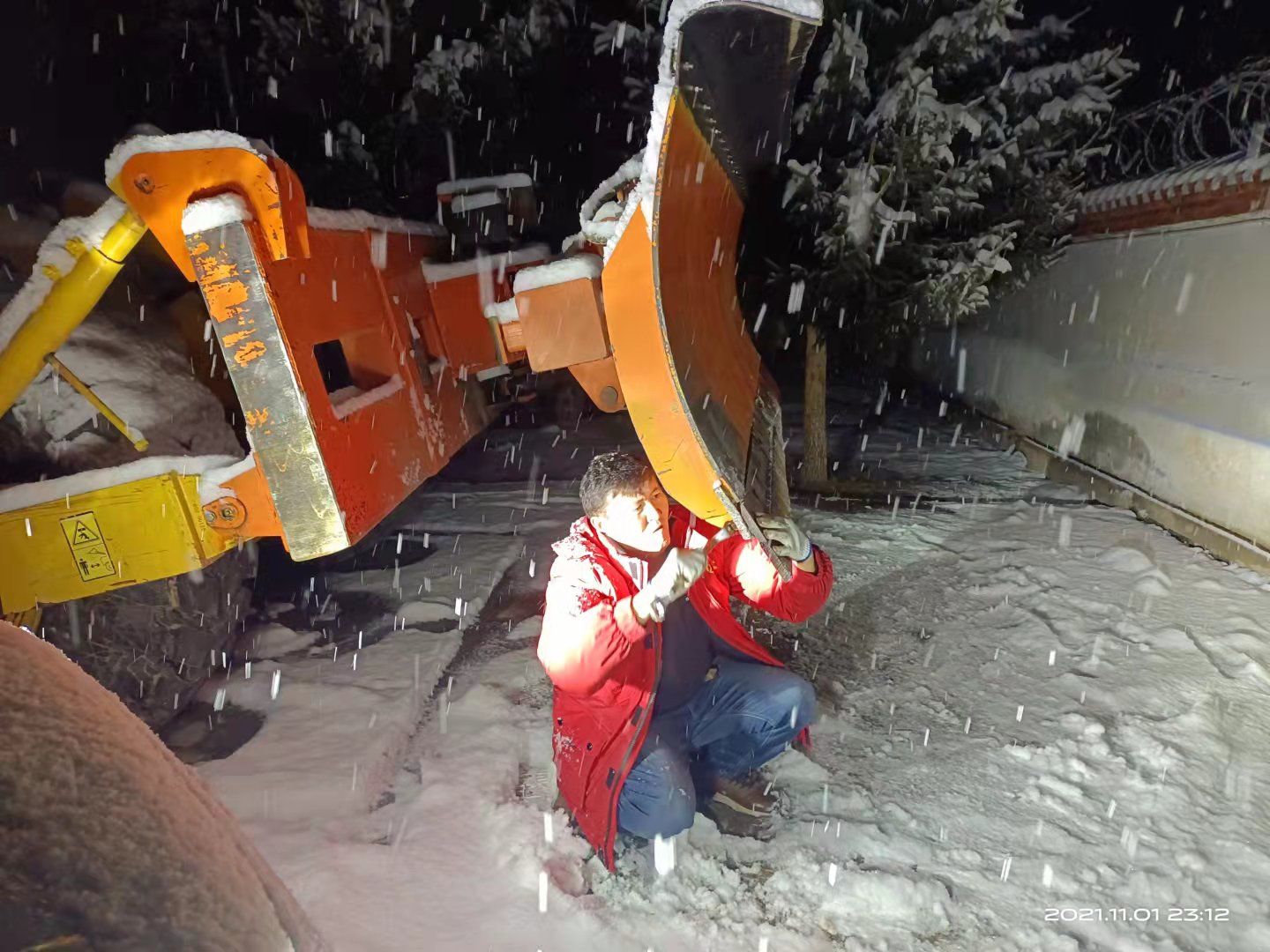 哈巴河公路管理分局抢险队员在雪中连夜为轮式推雪机更换刀片 图：叶滨.jpg